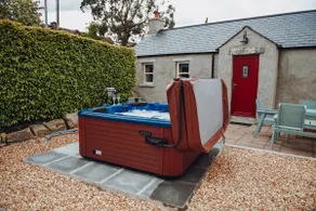 Modern one bedroom country cottage with jacuzzi - Image 2