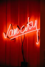 Funky 1 bedroom in downtown Van (AC & Parking) - Image 1