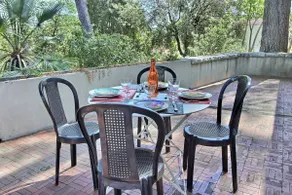 Quiet house with large wooded garden - Image 3