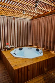 Container House GREEN Bathtub Container Inn - Image 5