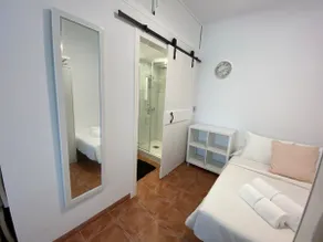 La Manga km 0, pisos estudios - planta baja - 100m de la playa - studio flats - ground floor - 100m from the beach, cada con bicis & tabla SUP, piscina & pádel & tenis & más - each with bikes & SUP board, pool & paddle & tennis & more - Image 3