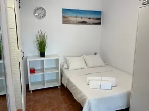 La Manga km 0, pisos estudios - planta baja - 100m de la playa - studio flats - ground floor - 100m from the beach, cada con bicis & tabla SUP, piscina & pádel & tenis & más - each with bikes & SUP board, pool & paddle & tennis & more - Image 2
