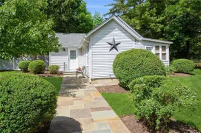 Walk to Love Lane! Immaculately renovated private cottage. - Image 3