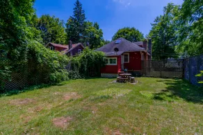 1920s Phoenicia Bungalow w/Fireplace, Sauna & Yard - Image 2