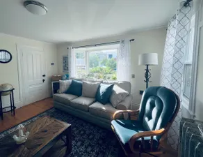 Comfy & Cozy Apartment with Free Parking - Image 2