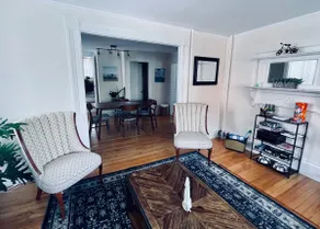 Comfy & Cozy Apartment with Free Parking - Image 4