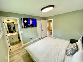 U of C Walking Distance 6BR/4.5BTH - Image 3