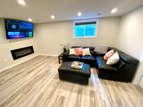 U of C Walking Distance 6BR/4.5BTH - Image 5