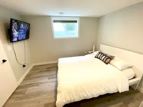 U of C Walking Distance 6BR/4.5BTH - Image 4