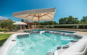 Exclusive Villa Milanni mit riesigem Pool und Jacuzzi - Image 4