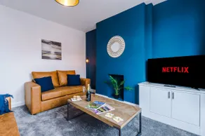 Pristine 3-bed home in Crewe by 53 Degrees Property, ideal for Business & Contractors, Great Parking - Sleeps 5 - Image 2