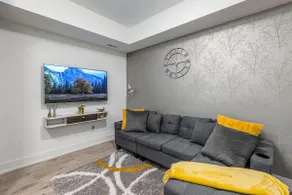 Exquisite 2 Bedroom Apt, mins to the falls. - Image 4