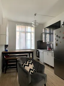 Townhouse near Train Station - Image 2