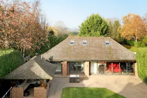 A Warm Welcoming Cosy Bungalow, 10 mins to Windsor - Image 2