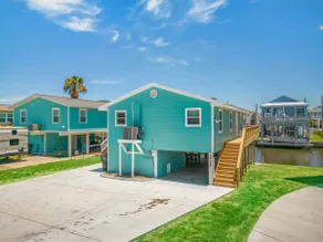Waterfront Home w/ Expansive Deck, Near the Beach - Image 2