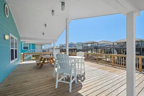 Waterfront Home w/ Expansive Deck, Near the Beach - Image 3