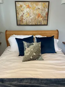Hillside Hideaway - cozy one bed suite - Image 3
