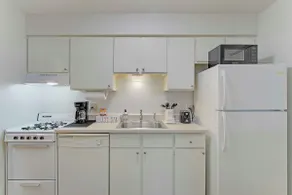 Central & Cozy 1BR near Hall of Fame/Airport - Image 2