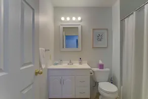 Central & Cozy 1BR near Hall of Fame/Airport - Image 5