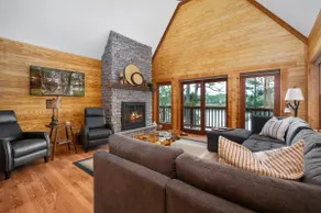 Waterfront Log Cabin | Kayaks, Arcade & Sleeps 12 - Image 5