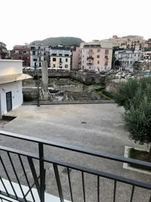 Suite Porto in front of Serapide Temple - Image 5
