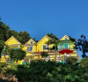 This is a relaxing space in Namhae with a great view of the sea. - Image 2
