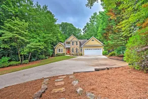 Lakefront family home w/ private dock & new deck! - Image 4