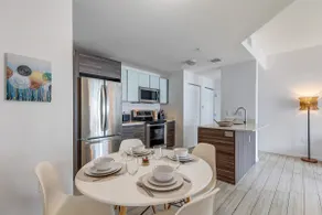 Lovely 2bed/2bath with free parking spot - Image 3