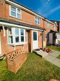 Cosy 2 bed maisonette with parking by the coast - Image 5