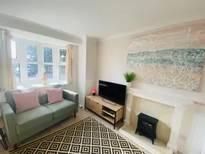 Cosy 2 bed maisonette with parking by the coast - Image 3