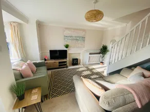 Cosy 2 bed maisonette with parking by the coast - Image 2