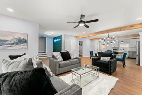 Modern Home near Airport - Image 5