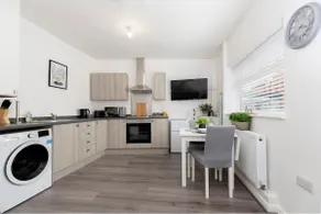 Amazing house with central location TV downstairs and in bedroom super fast WiFi and crisp white hotel linen hosted by Our Home Short Stays - Image 5