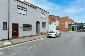 Amazing house with central location TV downstairs and in bedroom super fast WiFi and crisp white hotel linen hosted by Our Home Short Stays - Image 4
