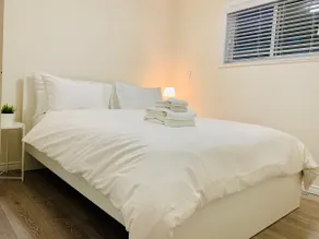 Entire 2 bedrooms guest suite & own parking - Image 3