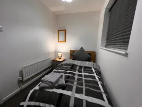 2 bed town house wi-fi off street free parking - Image 5