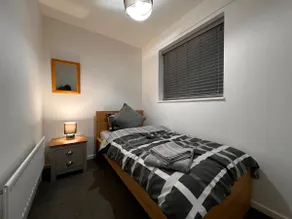 2 bed town house wi-fi off street free parking - Image 3