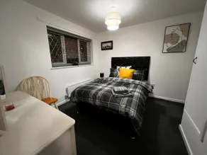 2 bed town house wi-fi off street free parking - Image 2