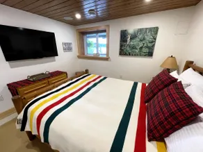 Lakeside Basement Guest Suite, w/Hot Tub & Sauna - Image 3