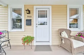 Cheerful 3 Bedroom home with a cozy front porch - Image 3