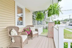 Cheerful 3 Bedroom home with a cozy front porch - Image 2