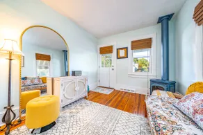 Cheerful 3 Bedroom home with a cozy front porch - Image 5