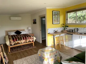 Cosy 1 bedroom farm stay guesthouse - Image 5