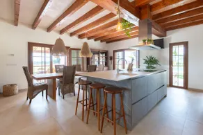 Villa with a quiet and chic pool - Image 4