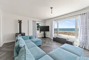 Cozy 3 Bedroom Lakefront Cottage - Image 3