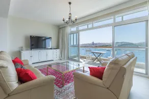 Stunning - Seafront 3-Bedroom 6th Floor - Image 2