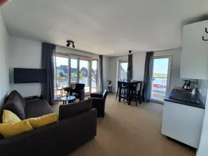 Apartment with spacious private balcony on the water - Image 2