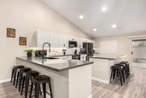 Walk to stadium! 3 or 4 bedroom option! Pets ok - Image 2