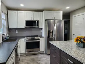Spacious 3-bedroom home, off I-64 & 35, sleeps 11 - Image 5