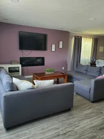 Spacious 3-bedroom home, off I-64 & 35, sleeps 11 - Image 3